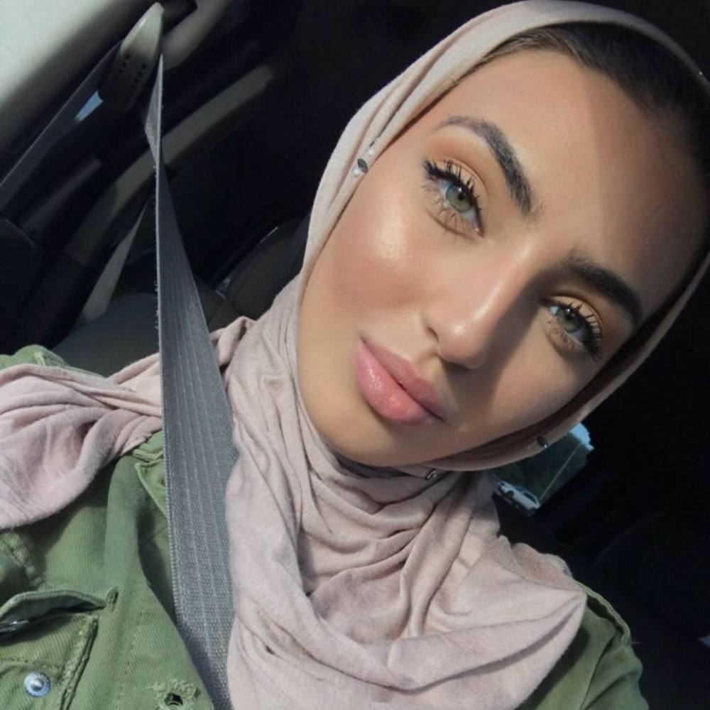 Meet your Posher, Dania